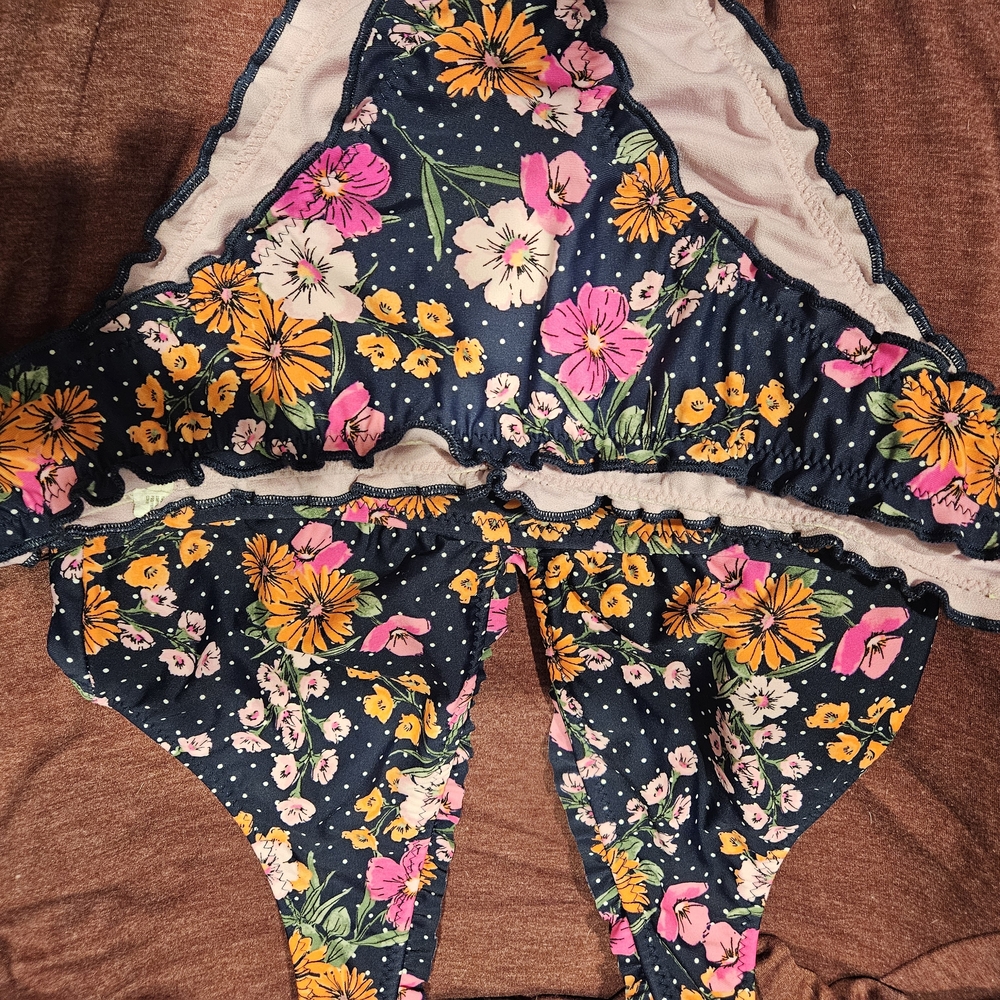 Floral Bikini Set w Ruffle Trim By Shade & Shore. Top Size Small, Bottoms Size M